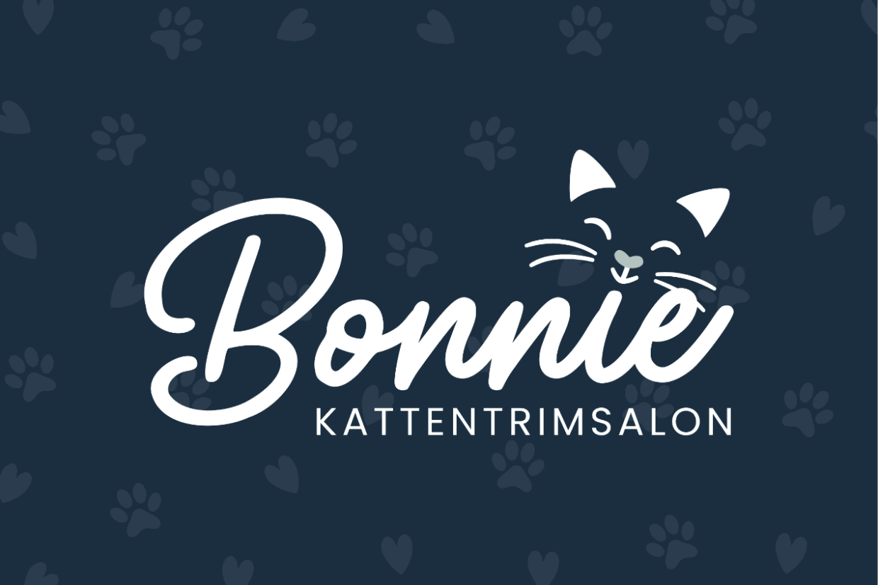 Donker blauwe achtergrond met wit logo van kattentrimsalon Bonnie opgemaakt in een geschreven tekst