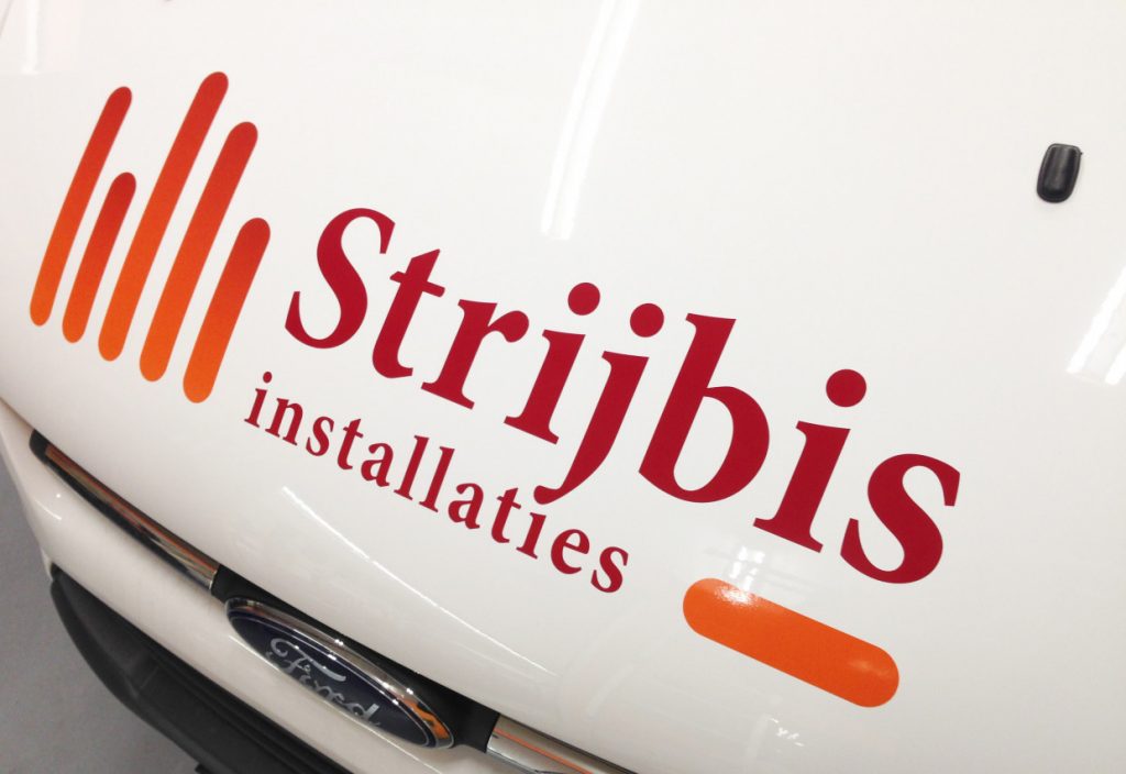 Studioviv biedt professionele voertuigbelettering aan, zoals voor "Strijbis Installaties". Maak uw merk zichtbaar onderweg!