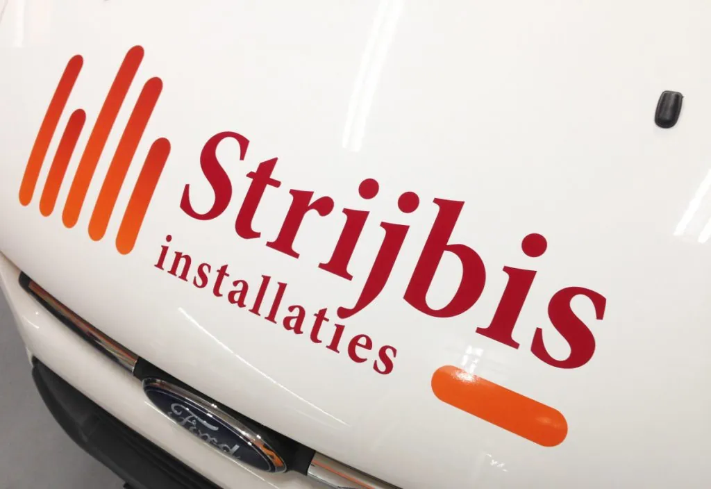 Studioviv biedt professionele voertuigbelettering aan, zoals voor "Strijbis Installaties". Maak uw merk zichtbaar onderweg! Studioviv biedt professionele voertuigbelettering aan, zoals voor "Strijbis Installaties". Maak uw merk zichtbaar onderweg!